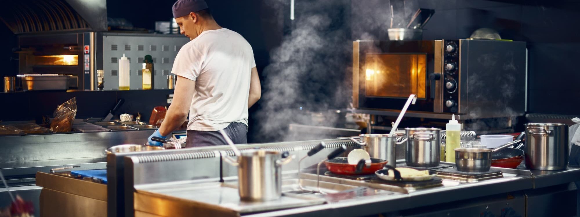 CUISINE_PROFESSIONNELLE 2000X750 | Univers CHR Comment améliorer la qualité de l’air dans une cuisine professionnelle tout en respectant les normes sanitaires ? Colmar